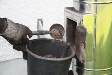 Kaminofen reinigen: Ruß aus Ofenrohren selber entfernen